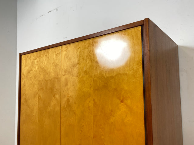 Minimalistischer & geräumiger Mid-Century Kleiderschrank aus 1966 mit Schublade und Böden I Schrank Schlafzimmerschrank Wäscheschrank Garderobe Wardrobe Retro Vintage 60er I