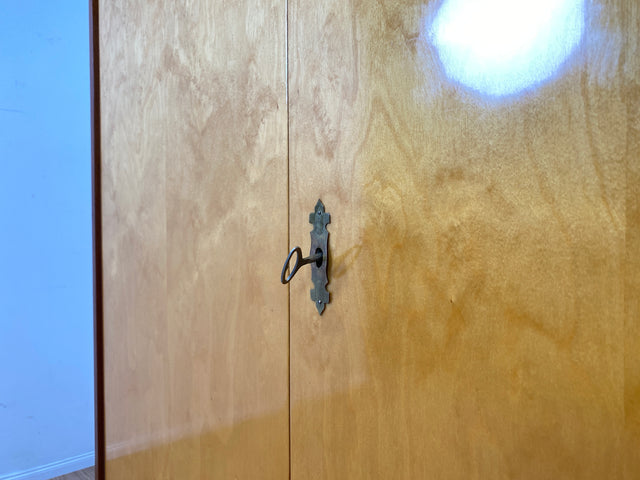 Minimalistischer & geräumiger Mid-Century Kleiderschrank aus 1966 mit Schublade und Böden I Schrank Schlafzimmerschrank Wäscheschrank Garderobe Wardrobe Retro Vintage 60er I