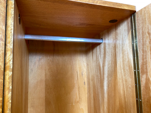 Besonders schöner Mid-Century Kleiderschrank mit perfekter Aufteilung mit Kleiderstange und Böden