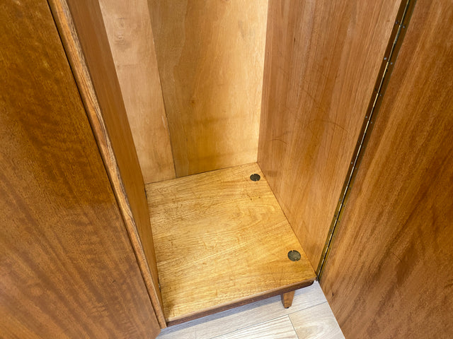 Besonders schöner Mid-Century Kleiderschrank mit perfekter Aufteilung mit Kleiderstange und Böden