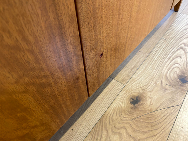Besonders schöner Mid-Century Kleiderschrank mit perfekter Aufteilung mit Kleiderstange und Böden