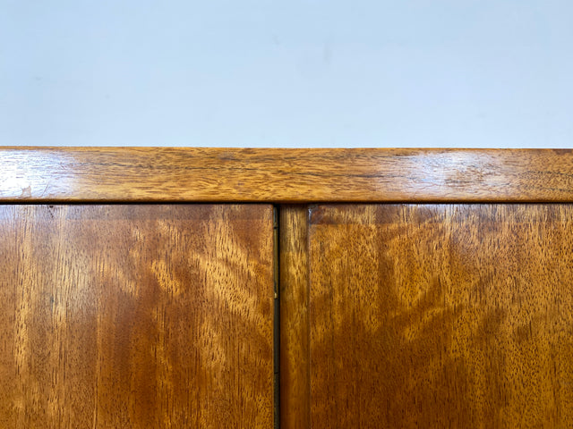 Besonders schöner Mid-Century Kleiderschrank mit perfekter Aufteilung mit Kleiderstange und Böden