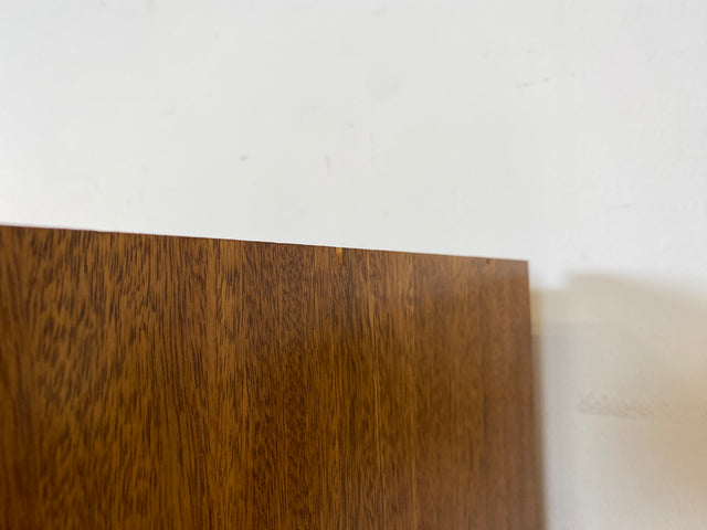 Besonders schöner Mid-Century Kleiderschrank mit perfekter Aufteilung mit Kleiderstange und Böden