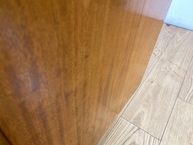 Besonders schöner Mid-Century Kleiderschrank mit perfekter Aufteilung mit Kleiderstange und Böden