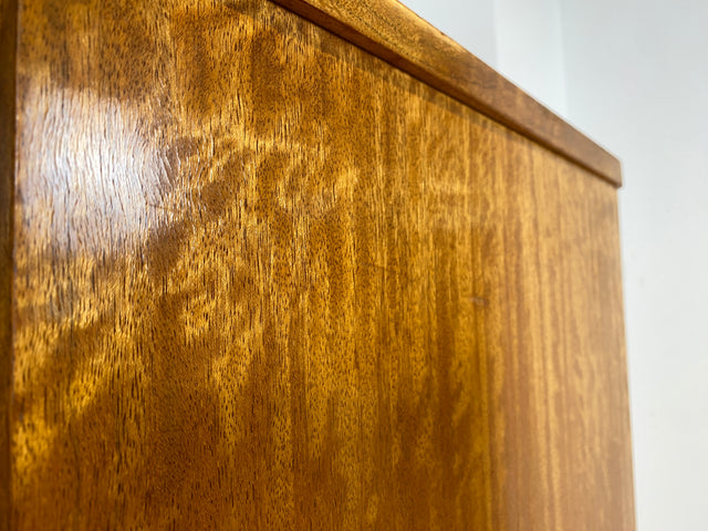 Besonders schöner Mid-Century Kleiderschrank mit perfekter Aufteilung mit Kleiderstange und Böden