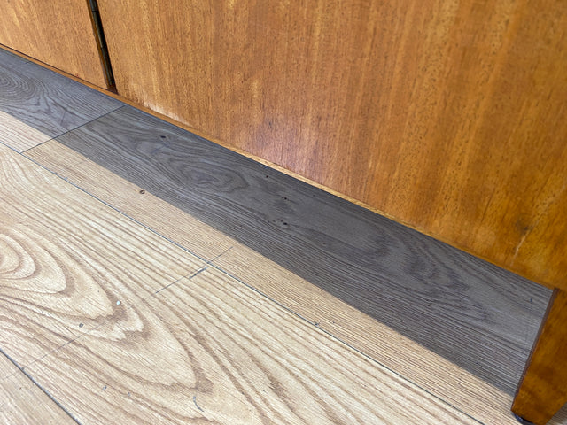 Besonders schöner Mid-Century Kleiderschrank mit perfekter Aufteilung mit Kleiderstange und Böden