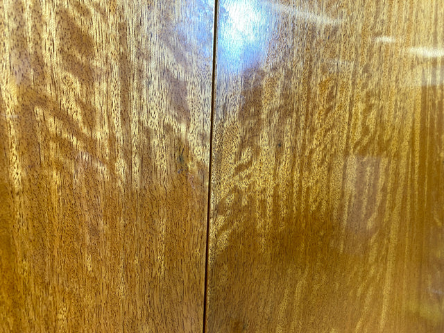 Besonders schöner Mid-Century Kleiderschrank mit perfekter Aufteilung mit Kleiderstange und Böden