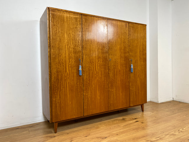 Besonders schöner Mid-Century Kleiderschrank mit perfekter Aufteilung mit Kleiderstange und Böden