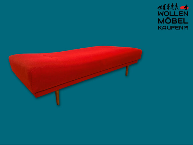 Stilvolle und sehr gut erhaltene Mid-Century Liege in grandiosem rotem Originalbezug und bequemem Federkern I Daybed Sofa Couch Bett Einzelbett Retro Vintage 50er 60er I