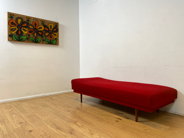 Stilvolle und sehr gut erhaltene Mid-Century Liege in grandiosem rotem Originalbezug und bequemem Federkern I Daybed Sofa Couch Bett Einzelbett Retro Vintage 50er 60er I