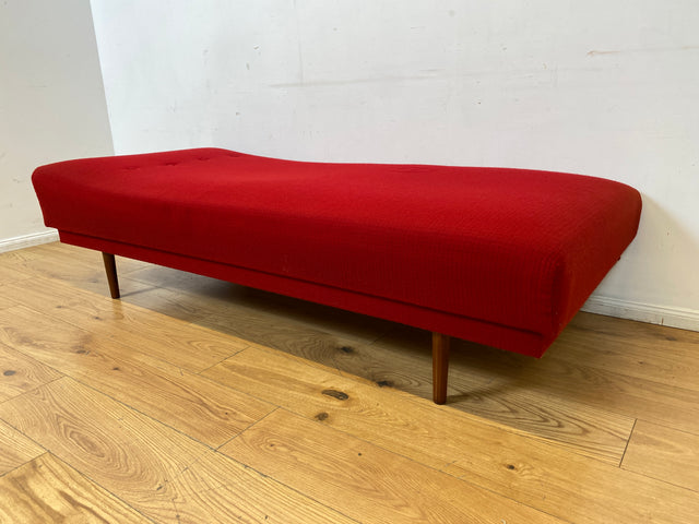 Stilvolle und sehr gut erhaltene Mid-Century Liege in grandiosem rotem Originalbezug und bequemem Federkern I Daybed Sofa Couch Bett Einzelbett Retro Vintage 50er 60er I