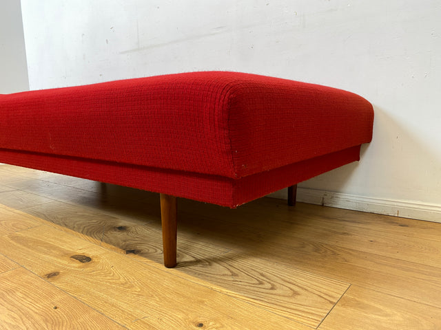 Stilvolle und sehr gut erhaltene Mid-Century Liege in grandiosem rotem Originalbezug und bequemem Federkern I Daybed Sofa Couch Bett Einzelbett Retro Vintage 50er 60er I