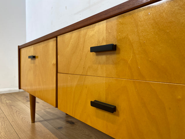Stilvolles und gut erhaltenes Mid-Century Lowboard mit Schubladen und Originalgriffen