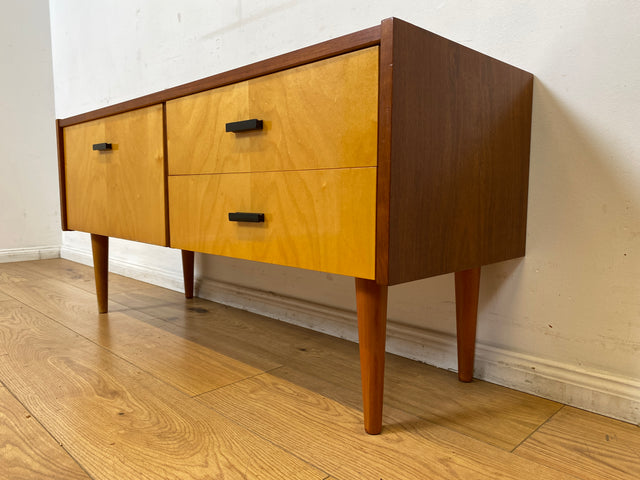 Stilvolles und gut erhaltenes Mid-Century Lowboard mit Schubladen und Originalgriffen
