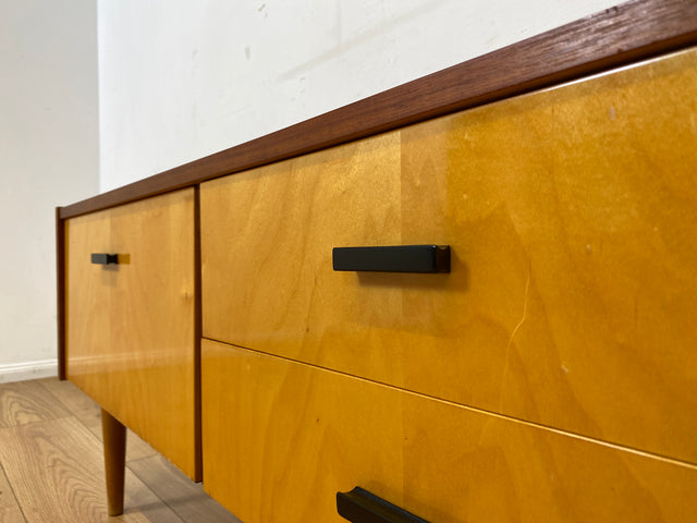 Stilvolles und gut erhaltenes Mid-Century Lowboard mit Schubladen und Originalgriffen