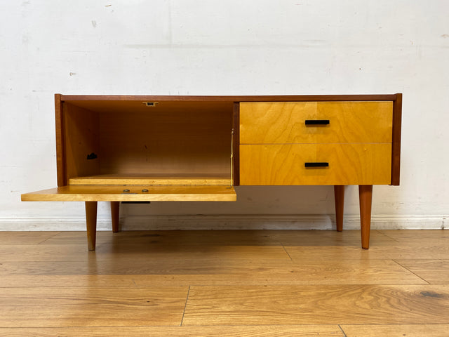 Stilvolles und gut erhaltenes Mid-Century Lowboard mit Schubladen und Originalgriffen