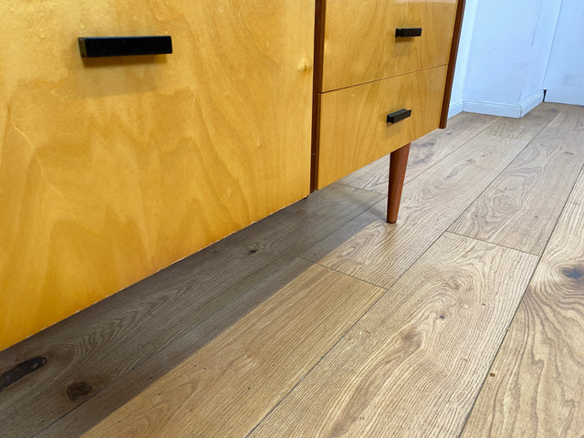 Stilvolles und gut erhaltenes Mid-Century Lowboard mit Schubladen und Originalgriffen