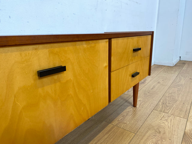 Stilvolles und gut erhaltenes Mid-Century Lowboard mit Schubladen und Originalgriffen