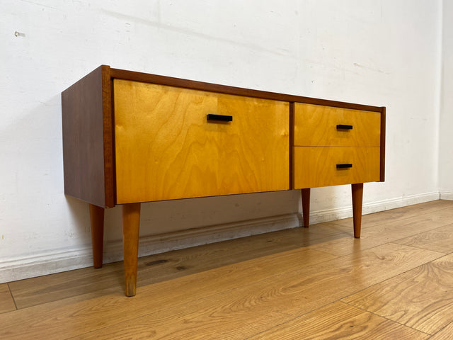 Stilvolles und gut erhaltenes Mid-Century Lowboard mit Schubladen und Originalgriffen