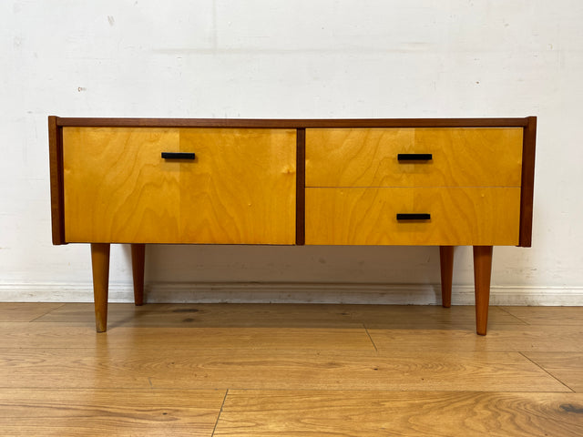 Stilvolles und gut erhaltenes Mid-Century Lowboard mit Schubladen und Originalgriffen