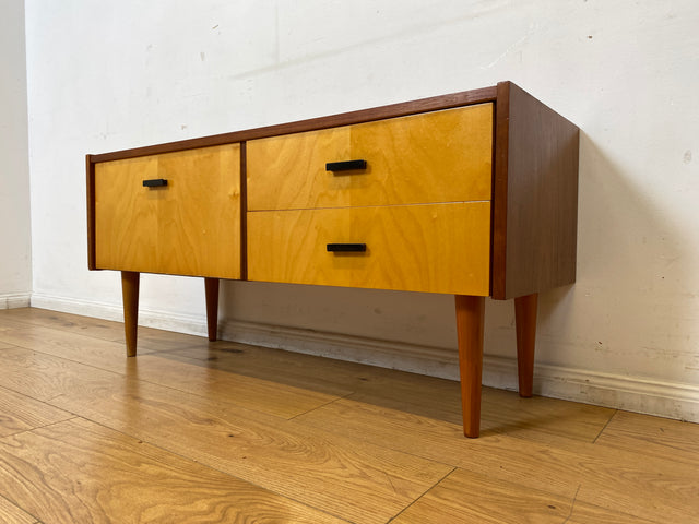 Stilvolles und gut erhaltenes Mid-Century Lowboard mit Schubladen und Originalgriffen