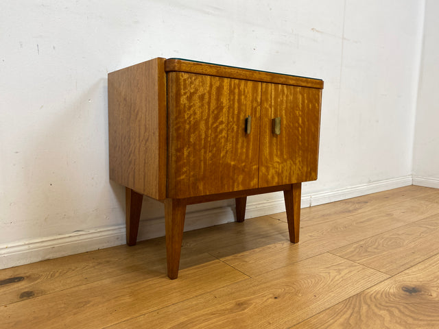 Stilvoller Mid-Century Nachttisch mit großem Fach und Messinggriffen