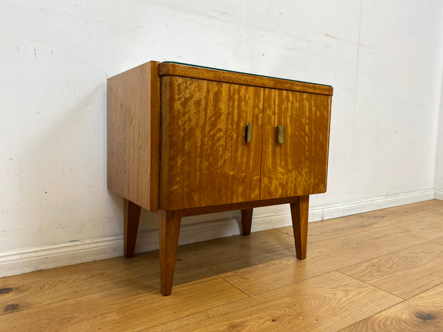 Stilvoller Mid-Century Nachttisch mit großem Fach und Messinggriffen