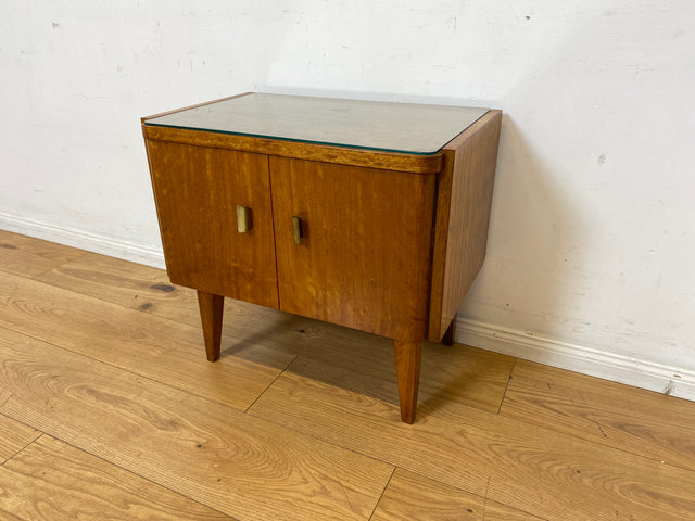 Stilvoller Mid-Century Nachttisch mit großem Fach und Messinggriffen