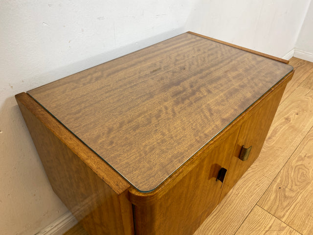 Stilvoller Mid-Century Nachttisch mit großem Fach und Messinggriffen