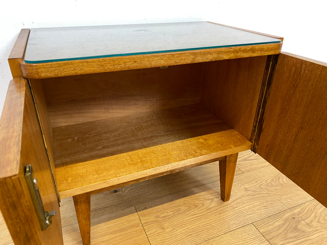 Stilvoller Mid-Century Nachttisch mit großem Fach und Messinggriffen