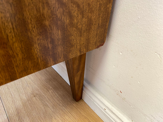 Stilvoller Mid-Century Nachttisch mit großem Fach und Messinggriffen
