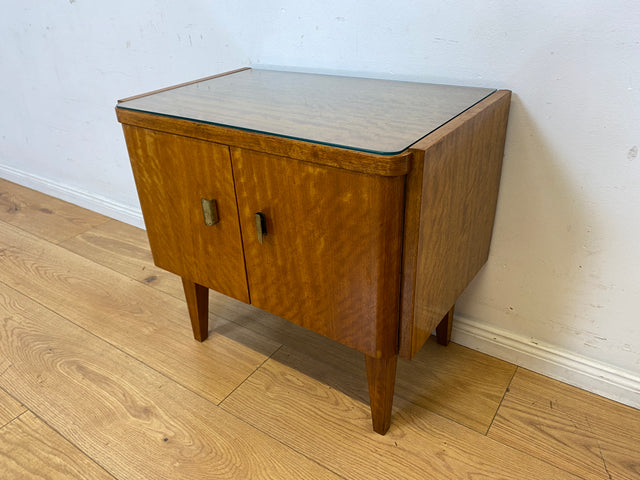 Stilvoller Mid-Century Nachttisch mit großem Fach und Messinggriffen