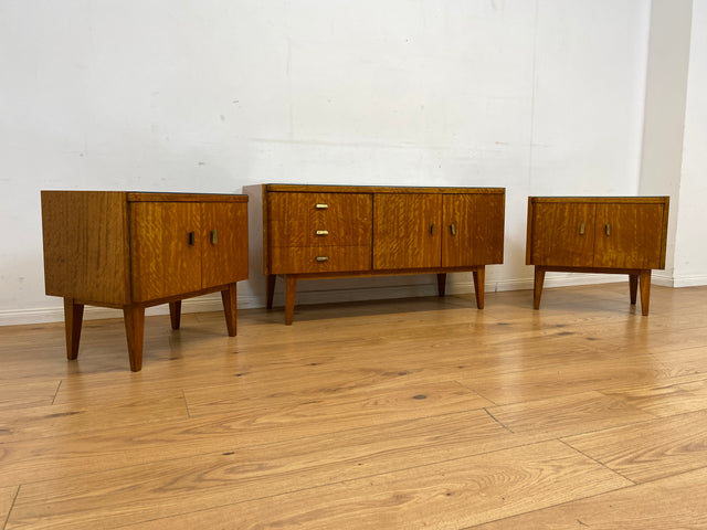 Stilvoller Mid-Century Nachttisch mit großem Fach und Messinggriffen