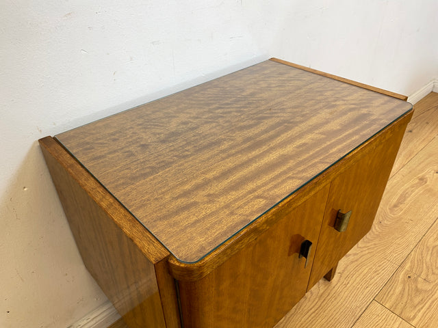 Stilvoller Mid-Century Nachttisch mit großem Fach und Messinggriffen