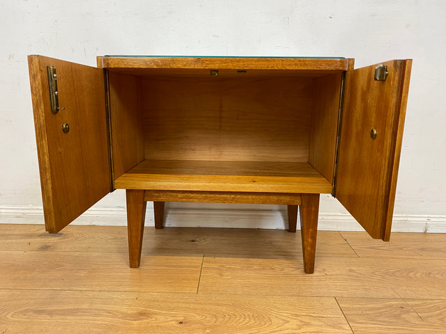 Stilvoller Mid-Century Nachttisch mit großem Fach und Messinggriffen