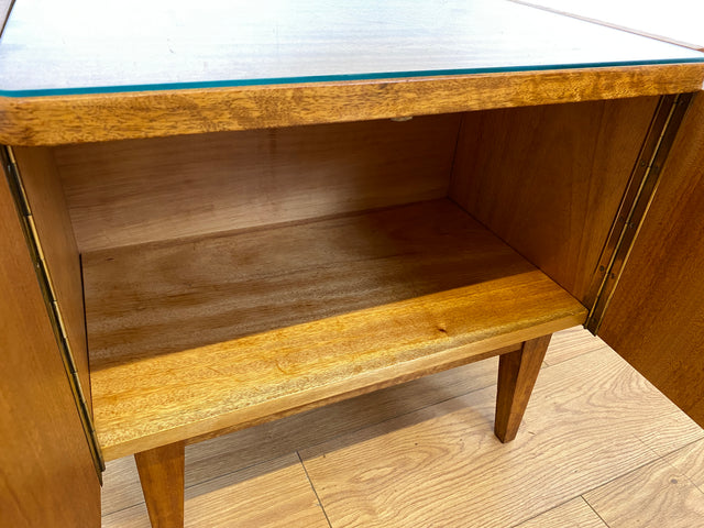 Stilvoller Mid-Century Nachttisch mit großem Fach und Messinggriffen