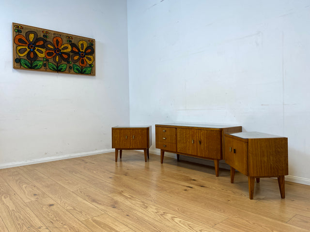 Stilvoller Mid-Century Nachttisch mit großem Fach und Messinggriffen