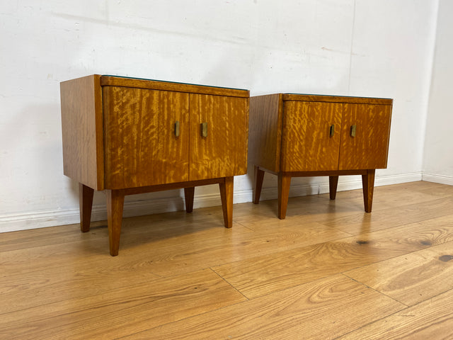 Stilvoller Mid-Century Nachttisch mit großem Fach und Messinggriffen