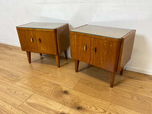Stilvoller Mid-Century Nachttisch mit großem Fach und Messinggriffen