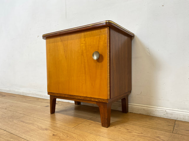 WMK I 1/2 Formschöner Mid-Century Nachttisch aus vollem Holz mit Schubladen & Messinggriff