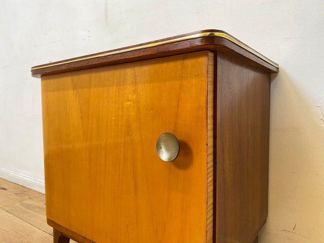 WMK I 1/2 Formschöner Mid-Century Nachttisch aus vollem Holz mit Schubladen & Messinggriff