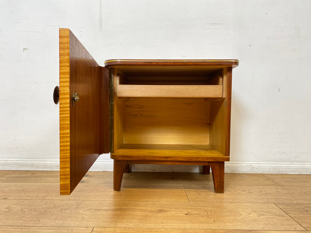 WMK I 1/2 Formschöner Mid-Century Nachttisch aus vollem Holz mit Schubladen & Messinggriff