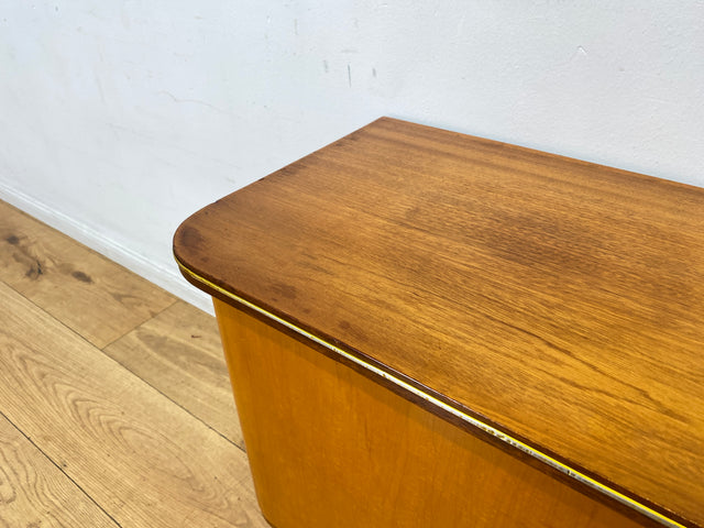 WMK I 1/2 Formschöner Mid-Century Nachttisch aus vollem Holz mit Schubladen & Messinggriff