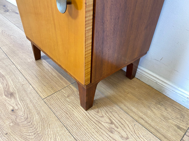 WMK I 1/2 Formschöner Mid-Century Nachttisch aus vollem Holz mit Schubladen & Messinggriff