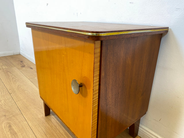 WMK I 1/2 Formschöner Mid-Century Nachttisch aus vollem Holz mit Schubladen & Messinggriff