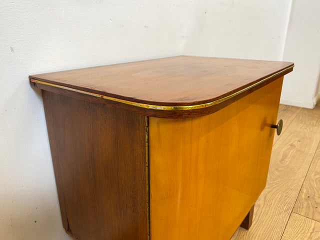 WMK I 1/2 Formschöner Mid-Century Nachttisch aus vollem Holz mit Schubladen & Messinggriff