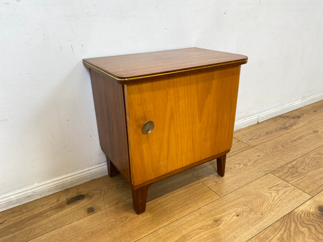 WMK I 1/2 Formschöner Mid-Century Nachttisch aus vollem Holz mit Schubladen & Messinggriff