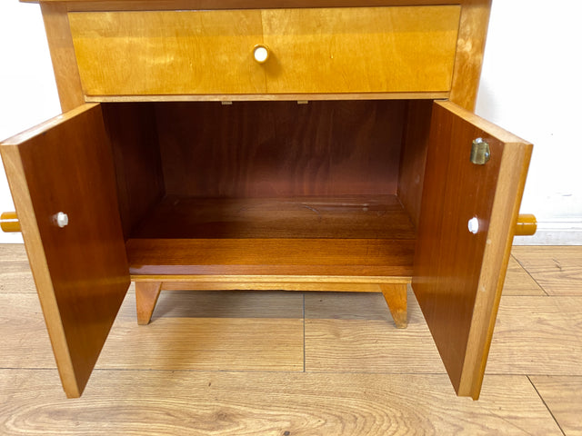 WMK I 1/2 Stilvoller Mid-Century Nachttisch mit Schubladen, Glasauflage und Originalgriffen