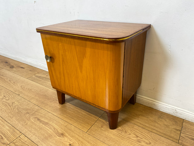 WMK I 1/2 Formschöner Mid-Century Nachttisch aus vollem Holz mit Schubladen & Messinggriff