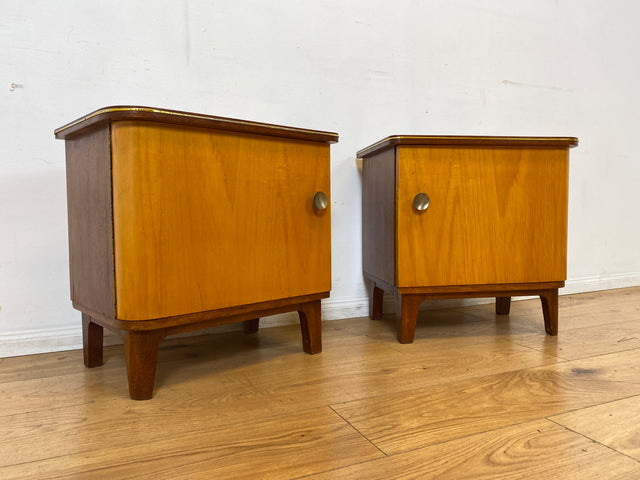 WMK I 1/2 Formschöner Mid-Century Nachttisch aus vollem Holz mit Schubladen & Messinggriff